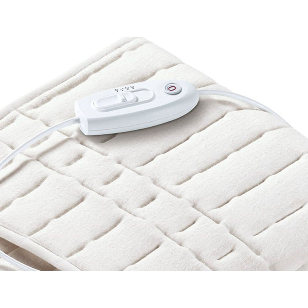 Una coperta elettrica bianca con un controller bianco e un pulsante rosso on/off.