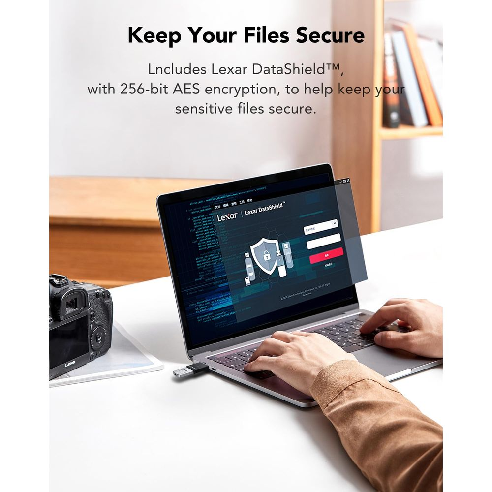 Laptop zeigt Lexar DataShield mit Verschlüsselungssymbol. Hände tippen.