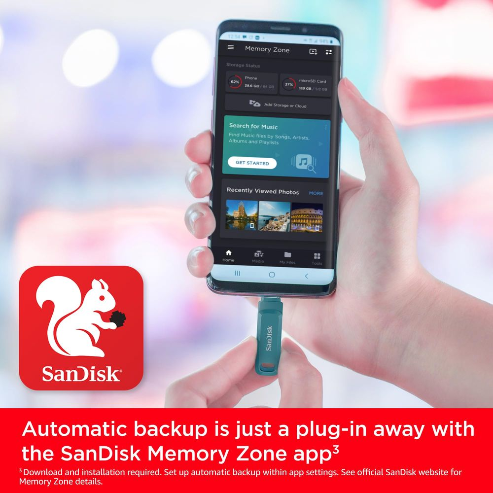 Dłoń trzyma smartfon z aplikacją SanDisk Memory Zone. Podłączony jest pendrive.