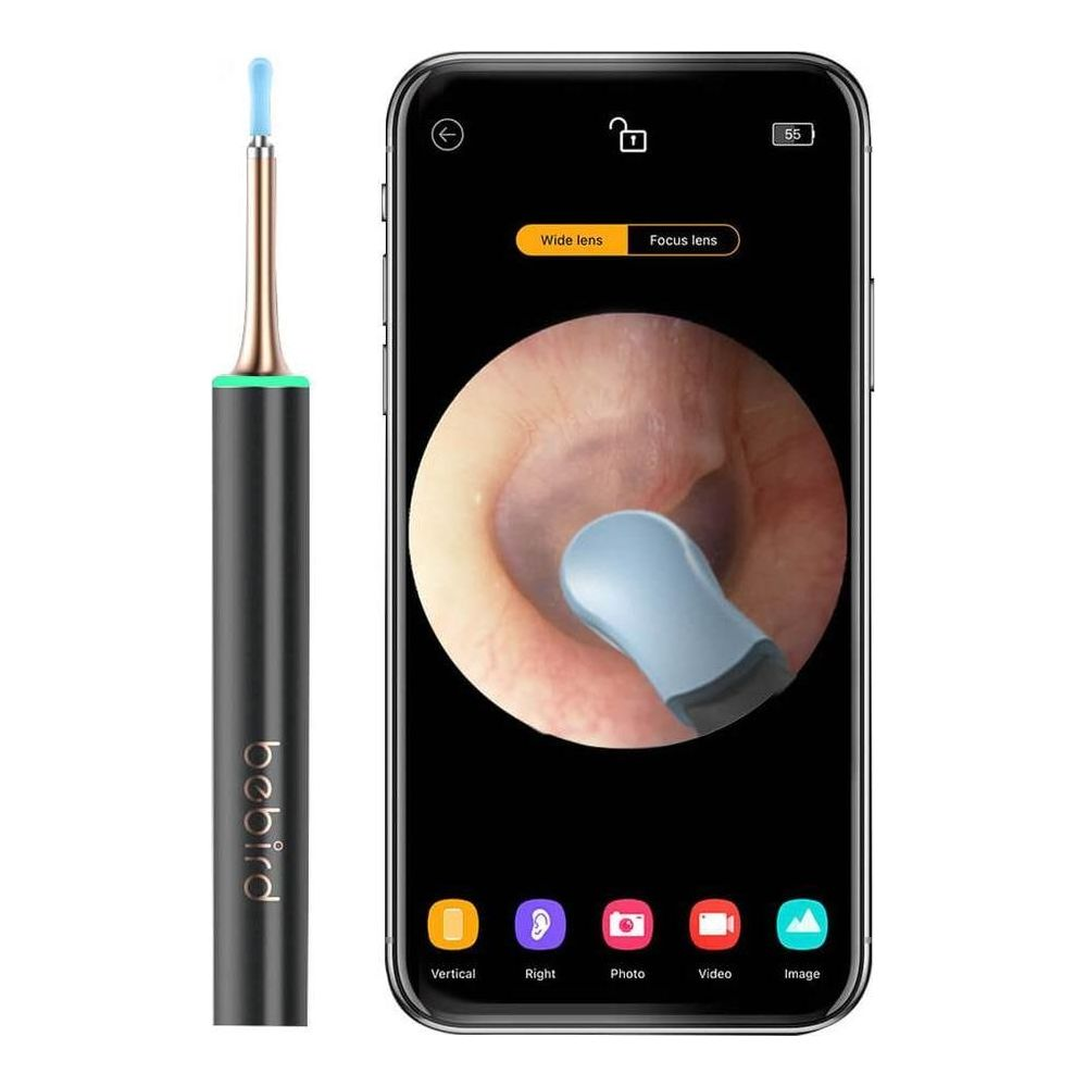 Un nettoyeur d'oreille avec caméra à côté d'un smartphone montrant une vue de l'oreille.