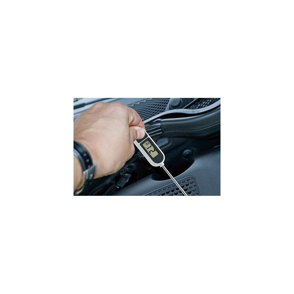 Eine Hand hält ein digitales Thermometer in einen Motorraum. Anzeige: 21.2°C.