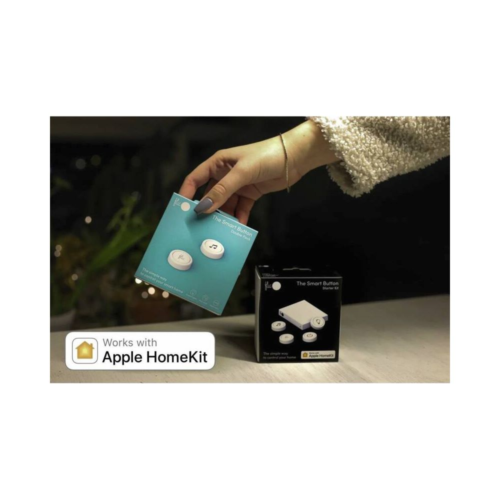 Eine Hand hält eine Packung "The Smart Button". Daneben liegt eine Box.