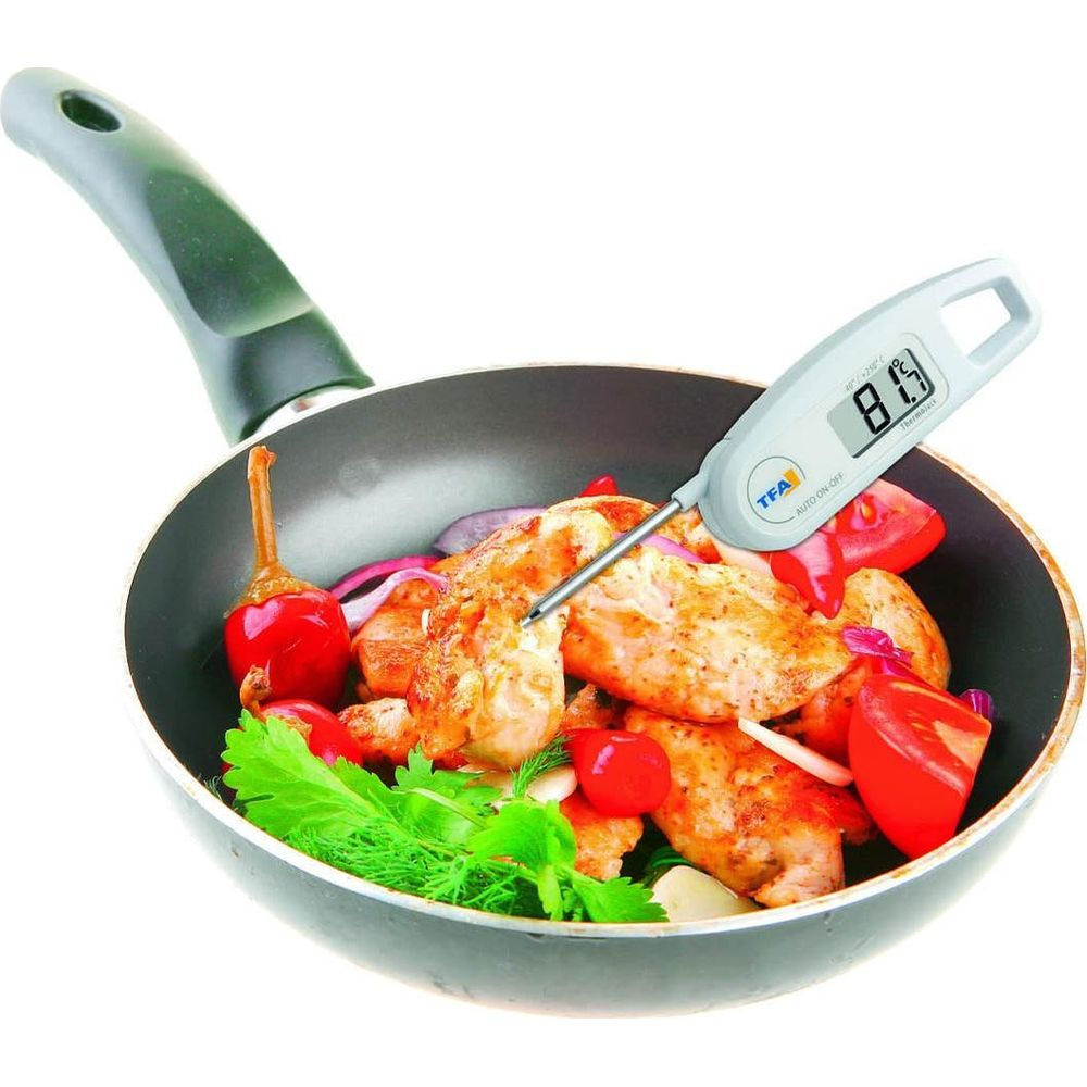 Poulet avec légumes dans une poêle, un thermomètre indique 81°C.