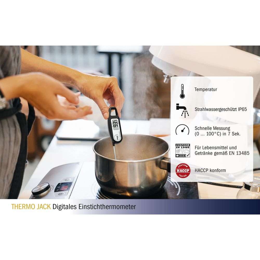 Une personne mesure la température d'un liquide dans une casserole avec un thermomètre numérique.
