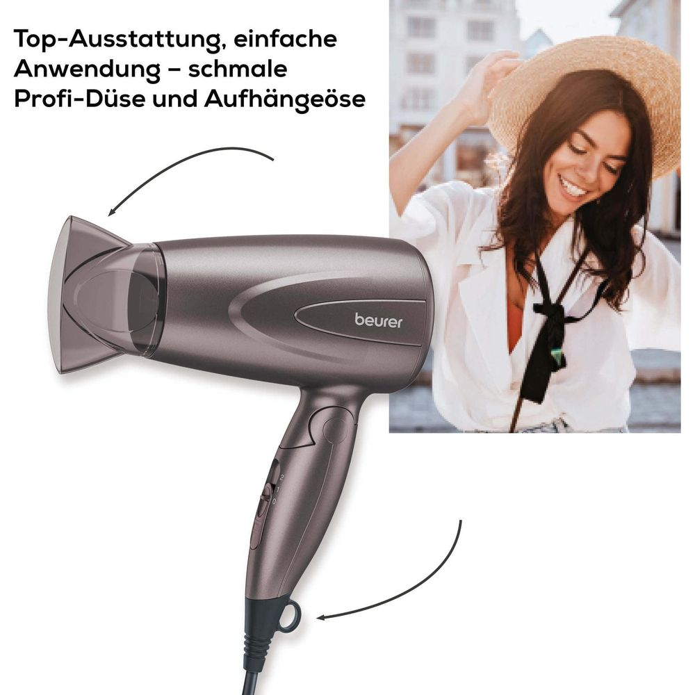 Asciugacapelli grigio Beurer con anello per appenderlo accanto a donna sorridente con cappello.