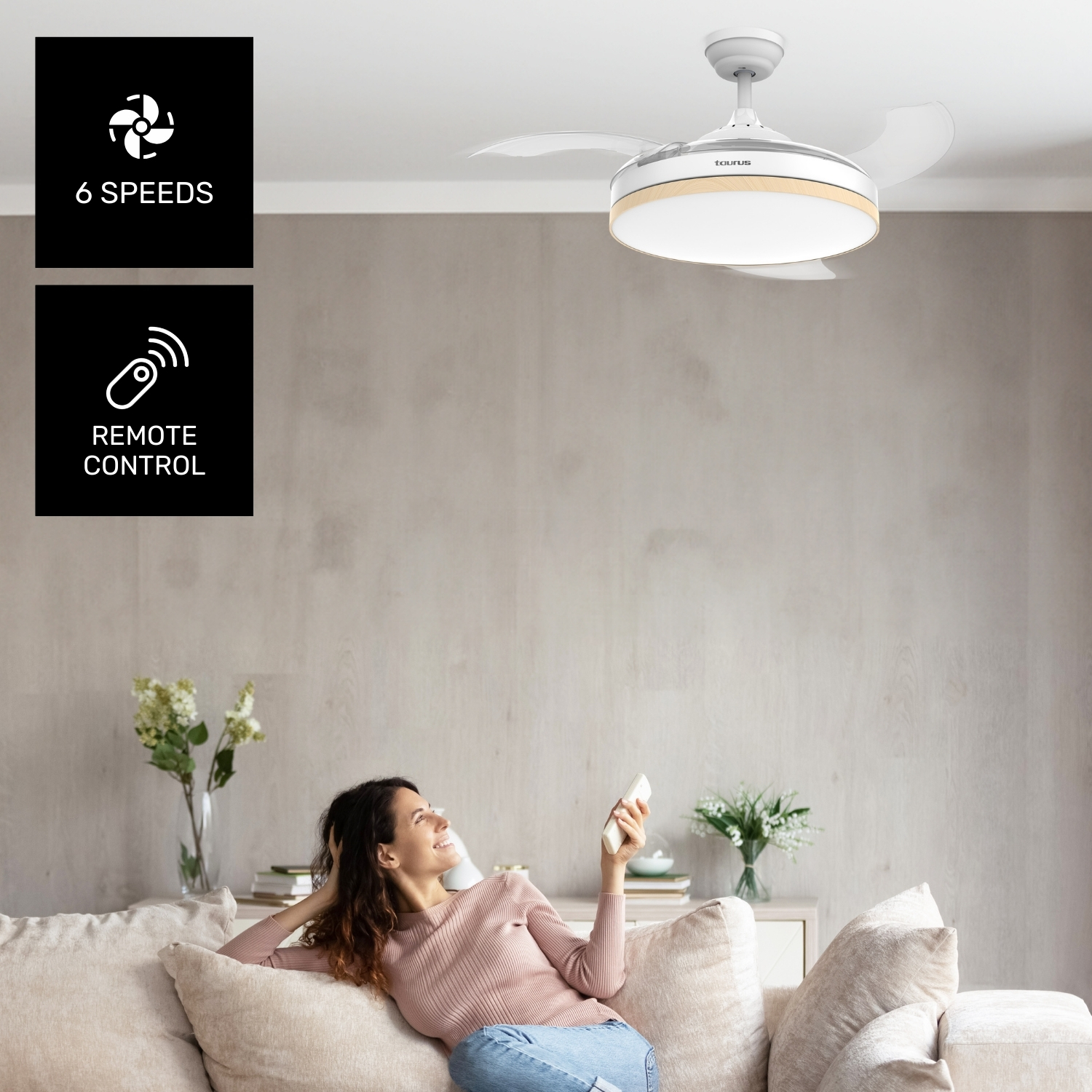 Ventilador de techo con luz y mando, mujer en sofá.