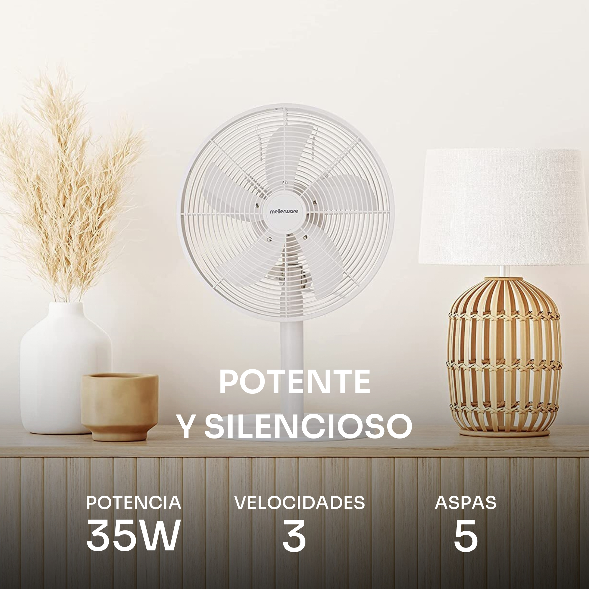 Un ventilador blanco junto a una lámpara y un ramo de hierba seca.
