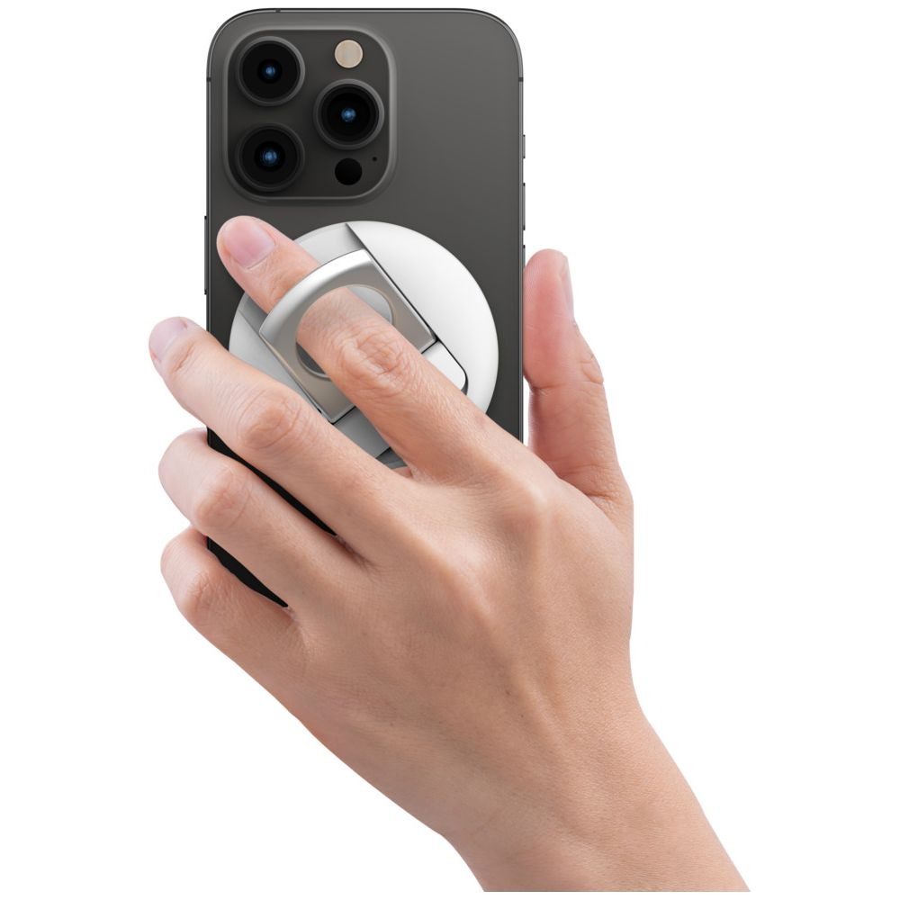 Een hand houdt een donkere smartphone vast met een witte ringhouder en zilveren accenten.