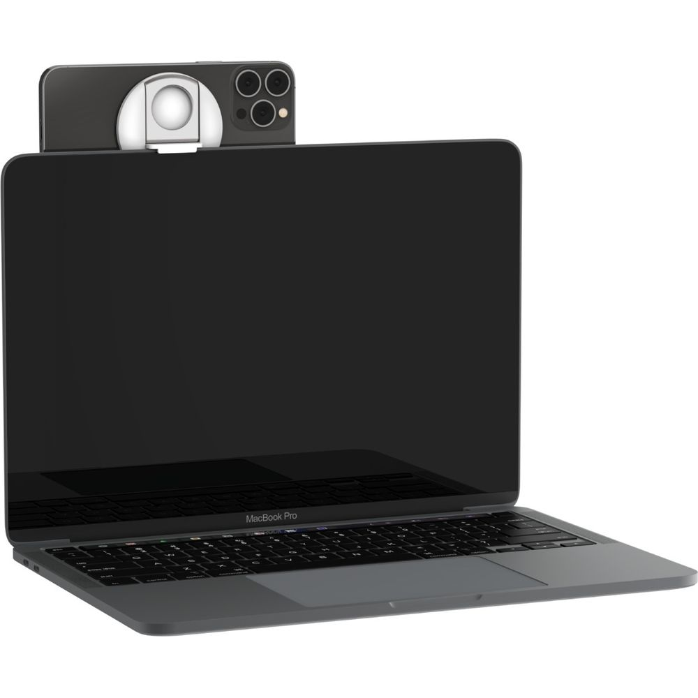 Een smartphone bevestigd aan een open laptop.