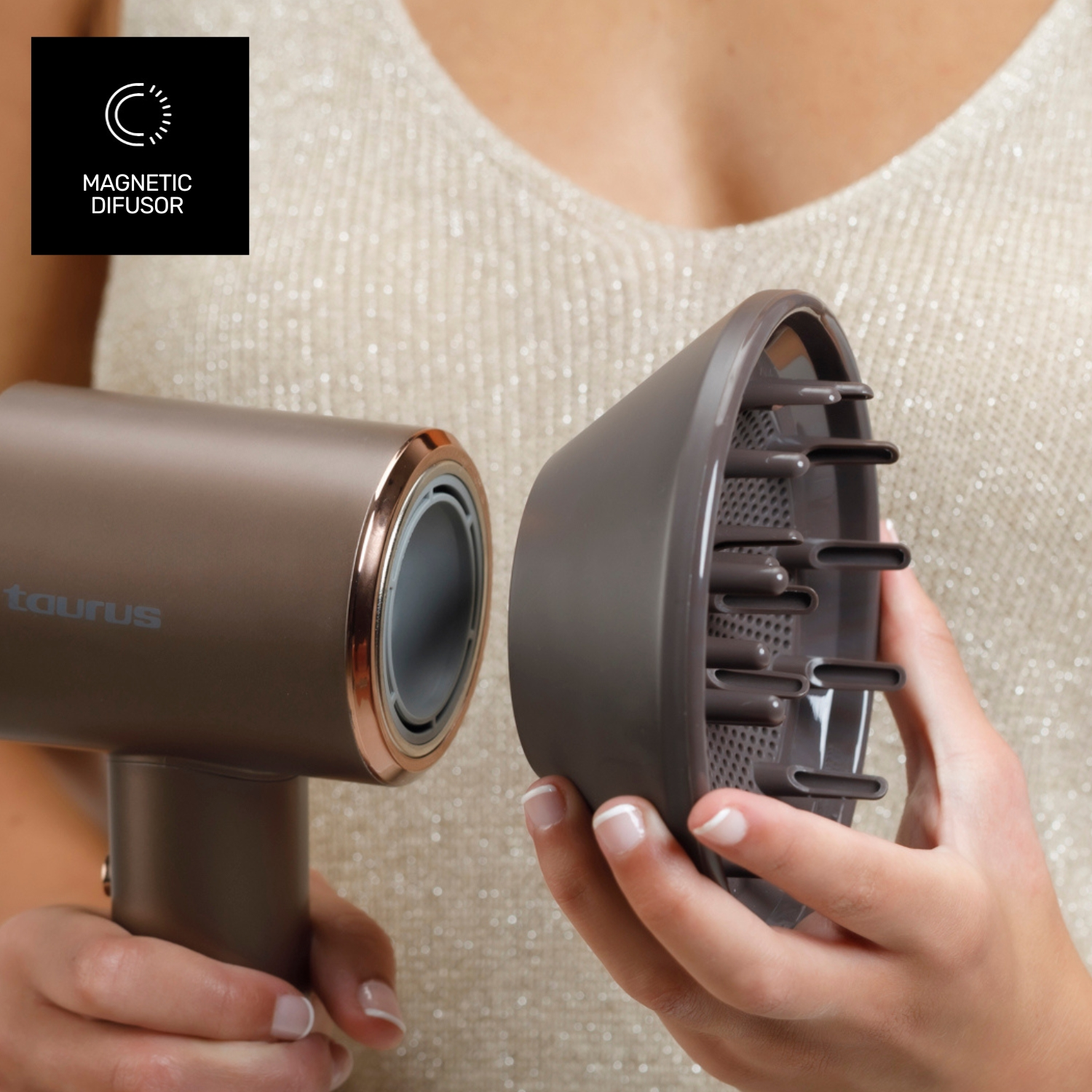 Una mujer sostiene un secador de pelo marrón y un difusor magnético.