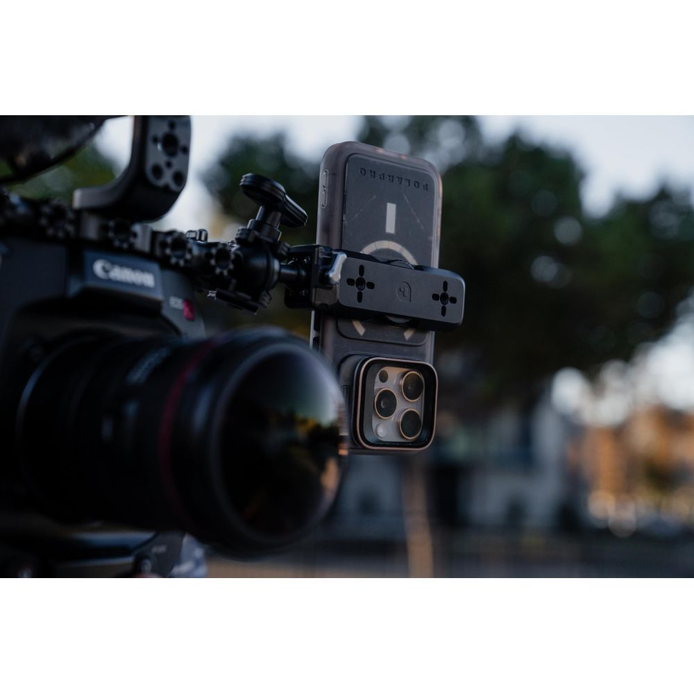 Zbliżenie uchwytu na telefon z kamerami na dużej kamerze.