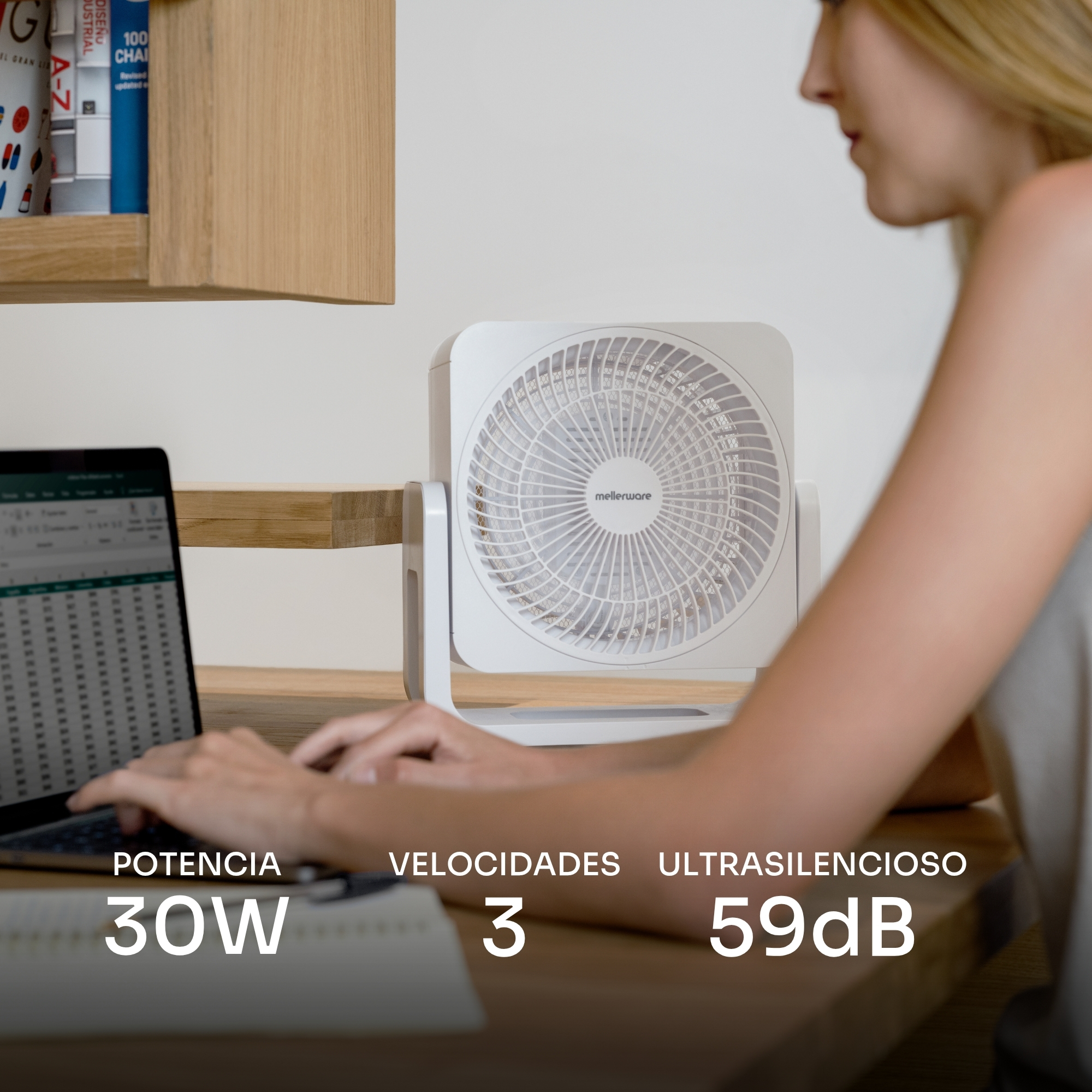 Mujer trabaja en laptop con ventilador. Potencia 30W, 3 velocidades, 59dB.