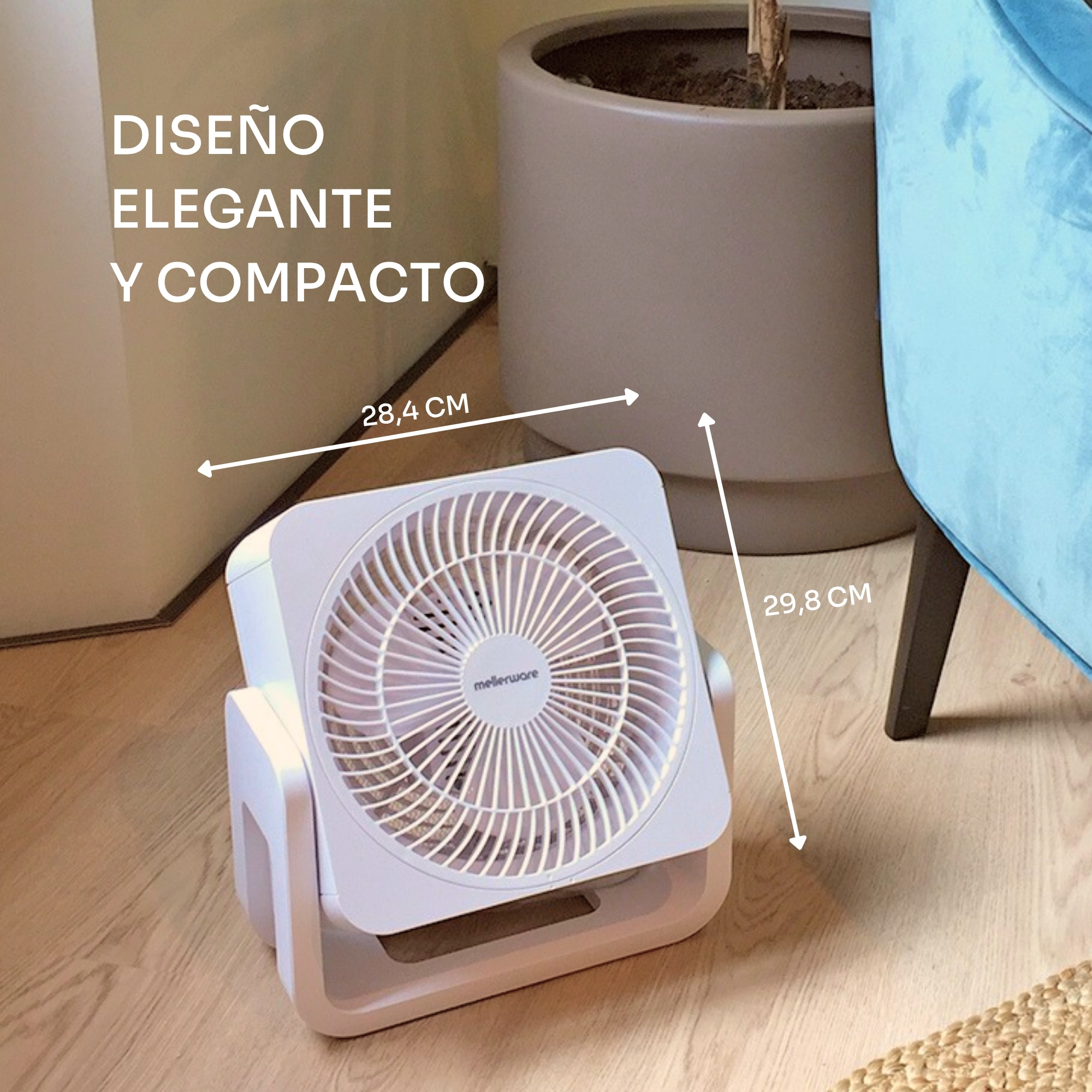 Un ventilador blanco está sobre un suelo de madera junto a una maceta y una silla azul.