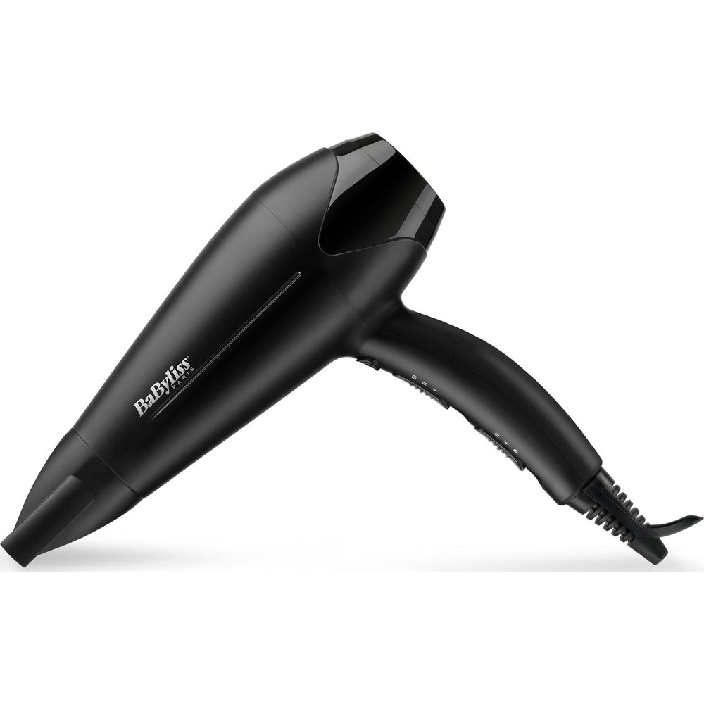 Ein schwarzer Babyliss Haartrockner liegt auf weißem Hintergrund.