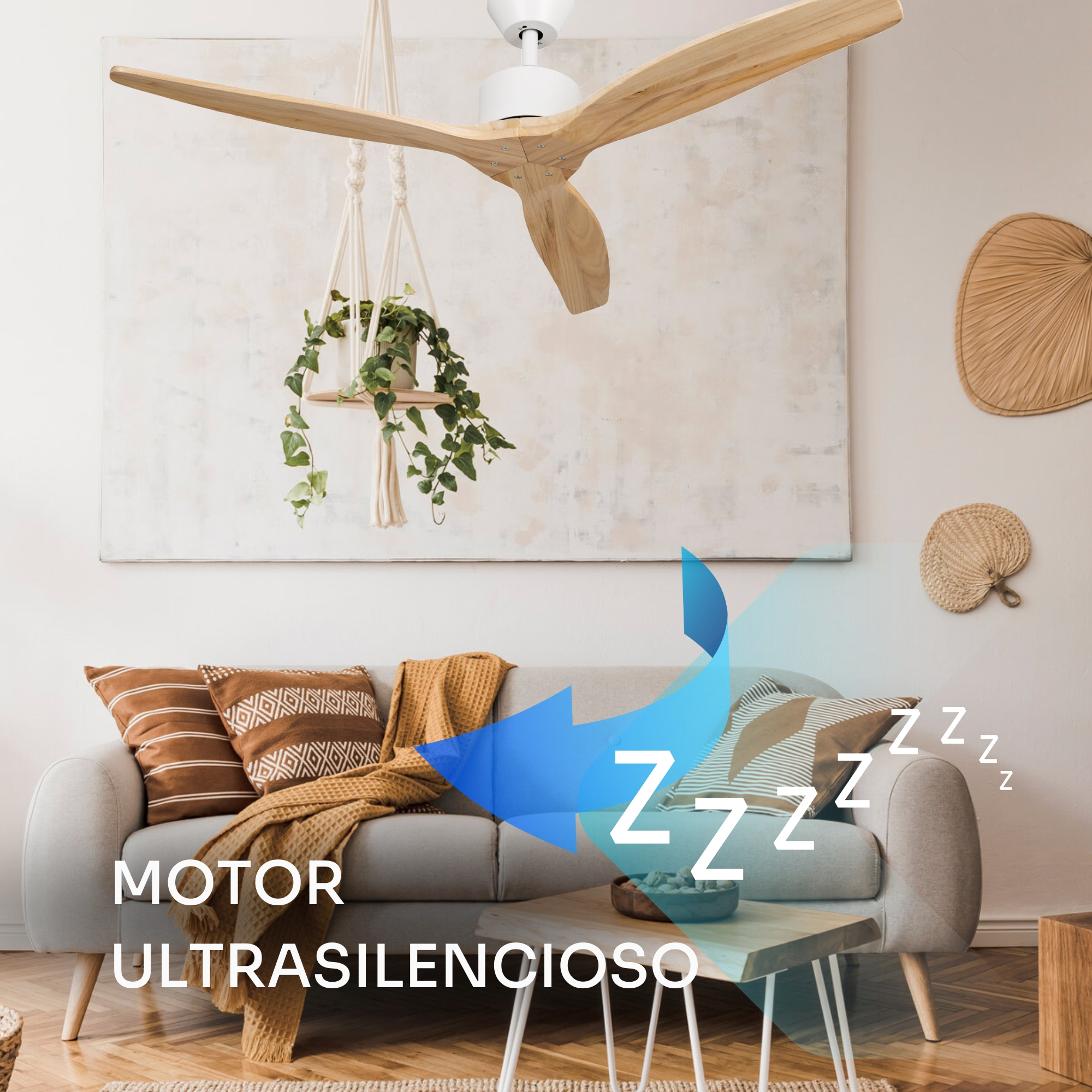 Ventilatore da soffitto in legno con pale bianche sopra un divano con cuscini.