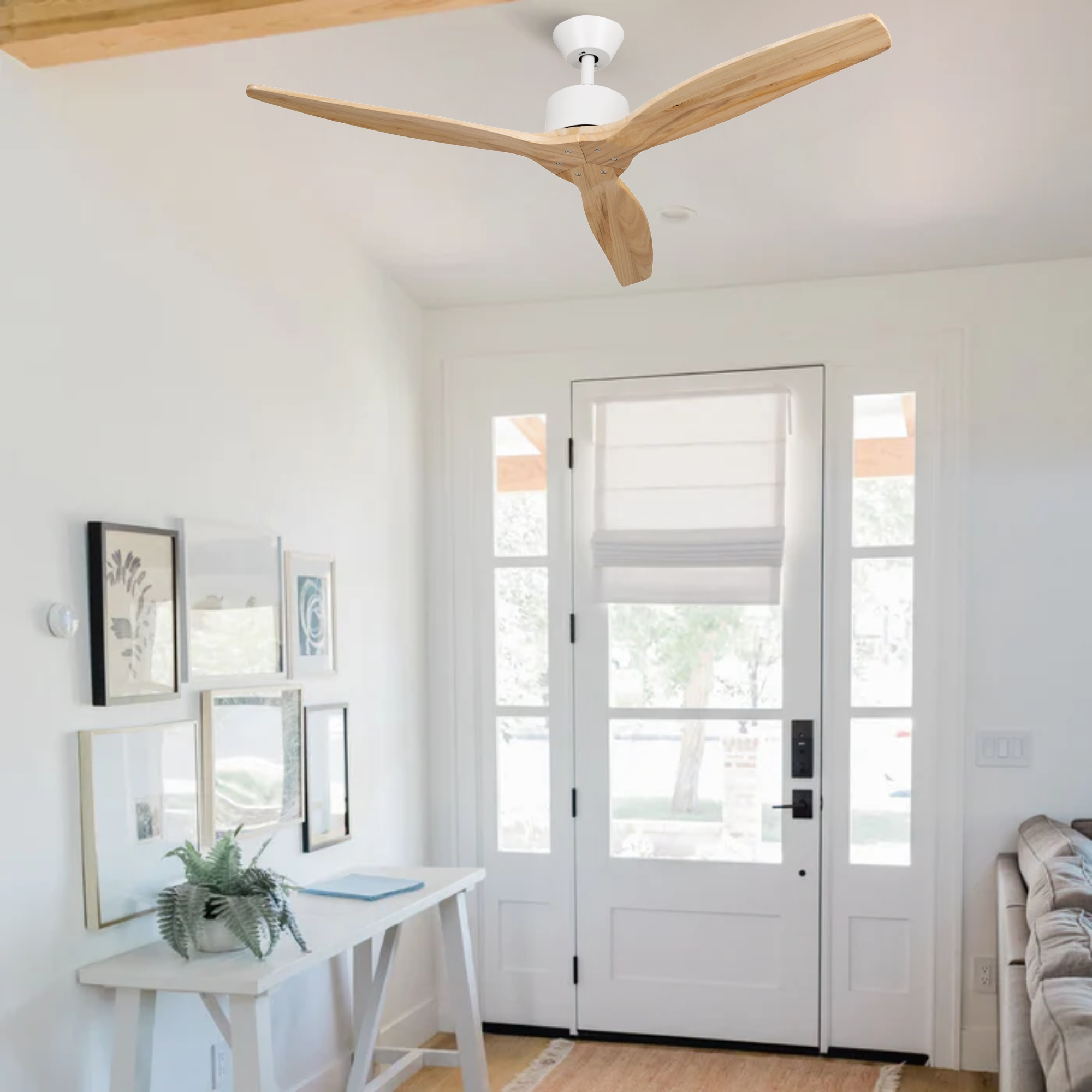 Un ventilatore da soffitto bianco con pale in legno sopra un tavolino.