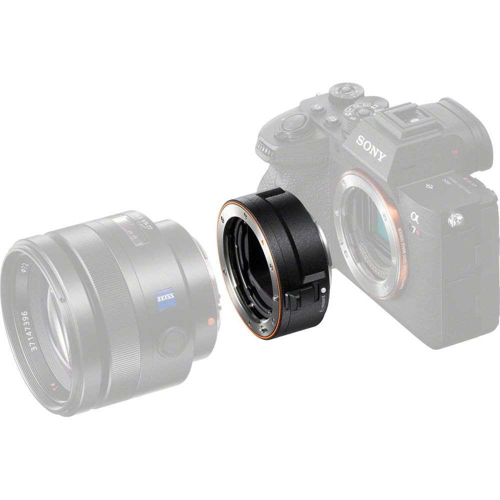 Ein Objektivadapter verbindet ein ZEISS-Objektiv mit einer SONY Alpha 7 Kamera.