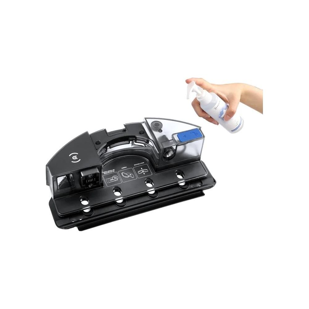 Czarny moduł odkurzacza robota z niebieskim zbiornikiem na wodę. Ręka trzyma butelkę z atomizerem.