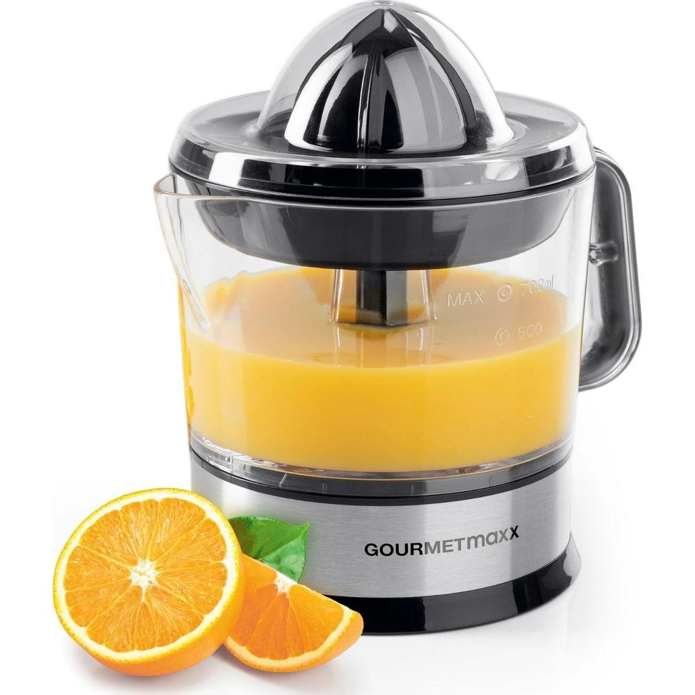 Spremiagrumi elettrico con caraffa in vetro piena di succo d'arancia, accanto a fette d'arancia.