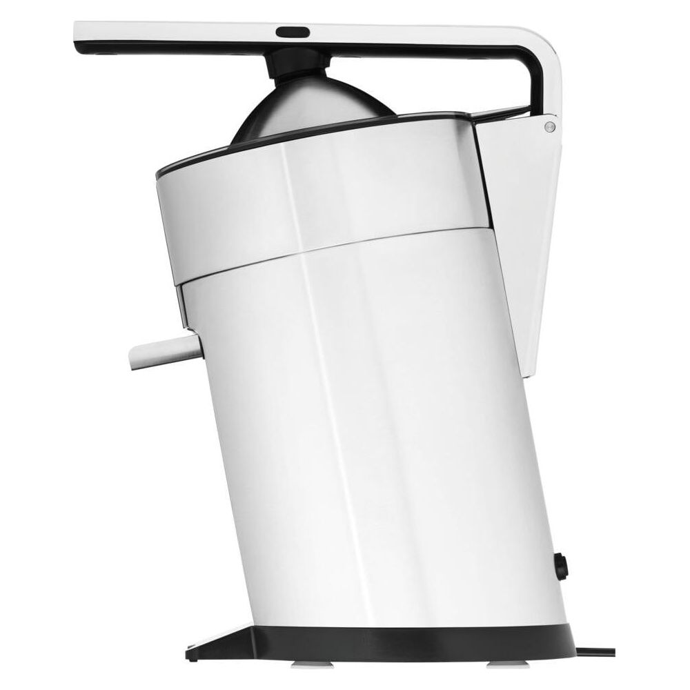 Srebrna wyciskarka do soków stoi na czarnej podstawie na białym tle.