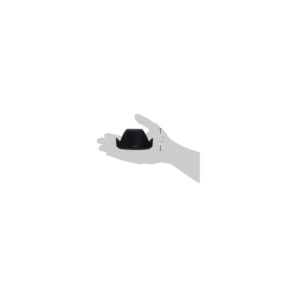 Ein schwarzer Objektiv-Sonnenblende wird von einer Hand gehalten. Maße: 5 cm.