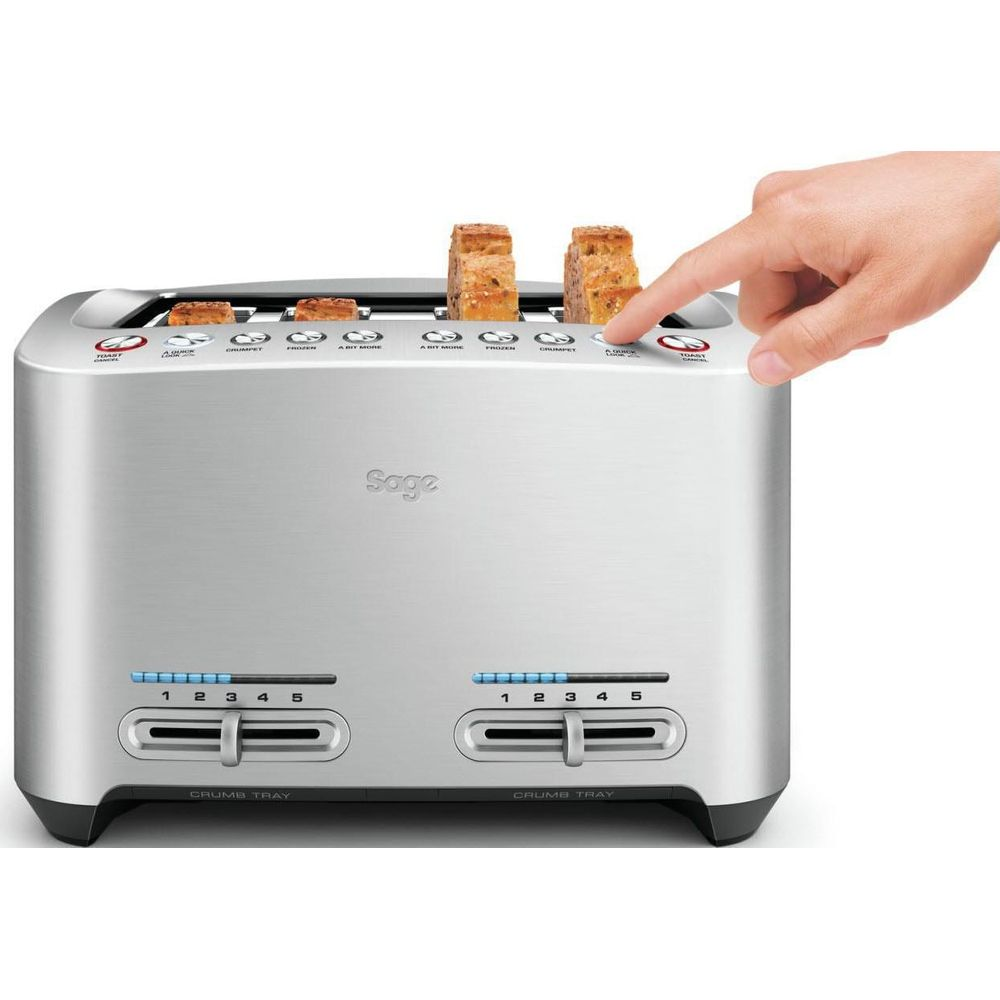 Eine Hand drückt eine Taste auf einem silbernen Sage-Toaster mit zwei Toastscheiben.