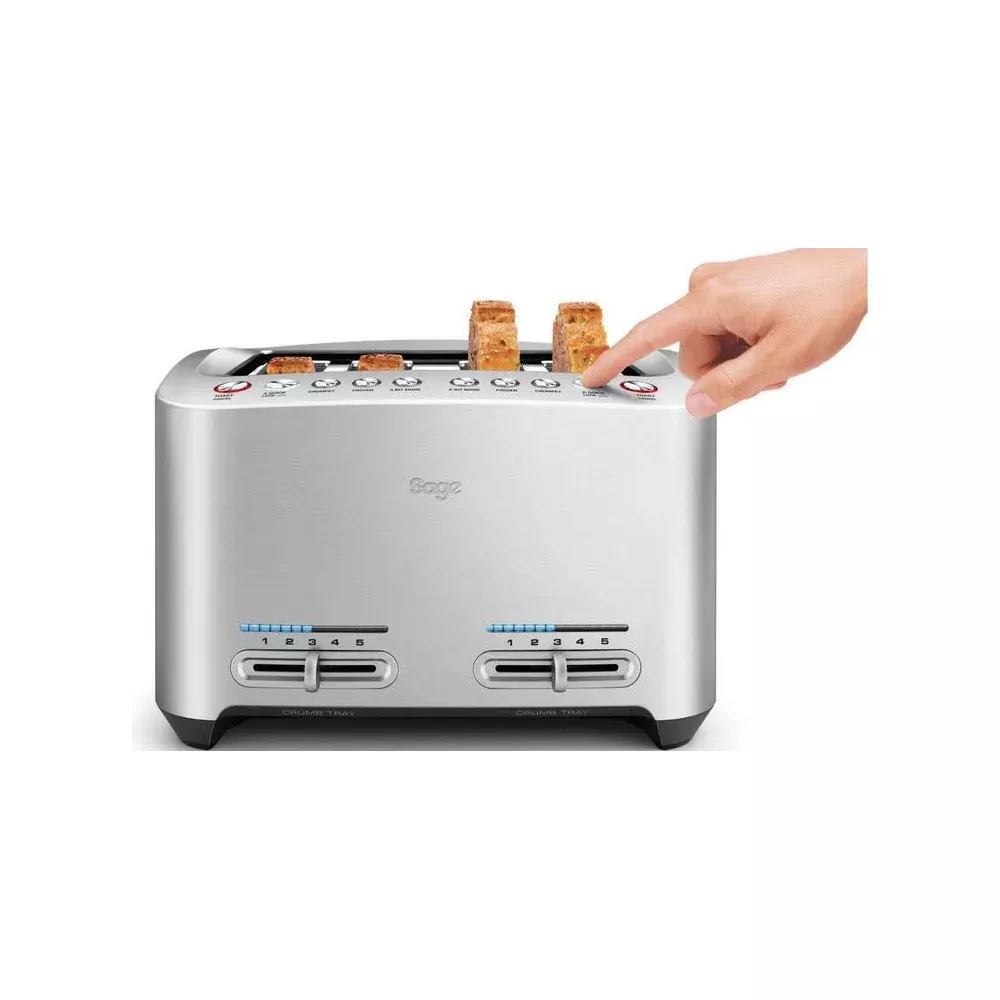 Eine Hand drückt auf einen silbernen Toaster, aus dem Toastbrot herausragt.