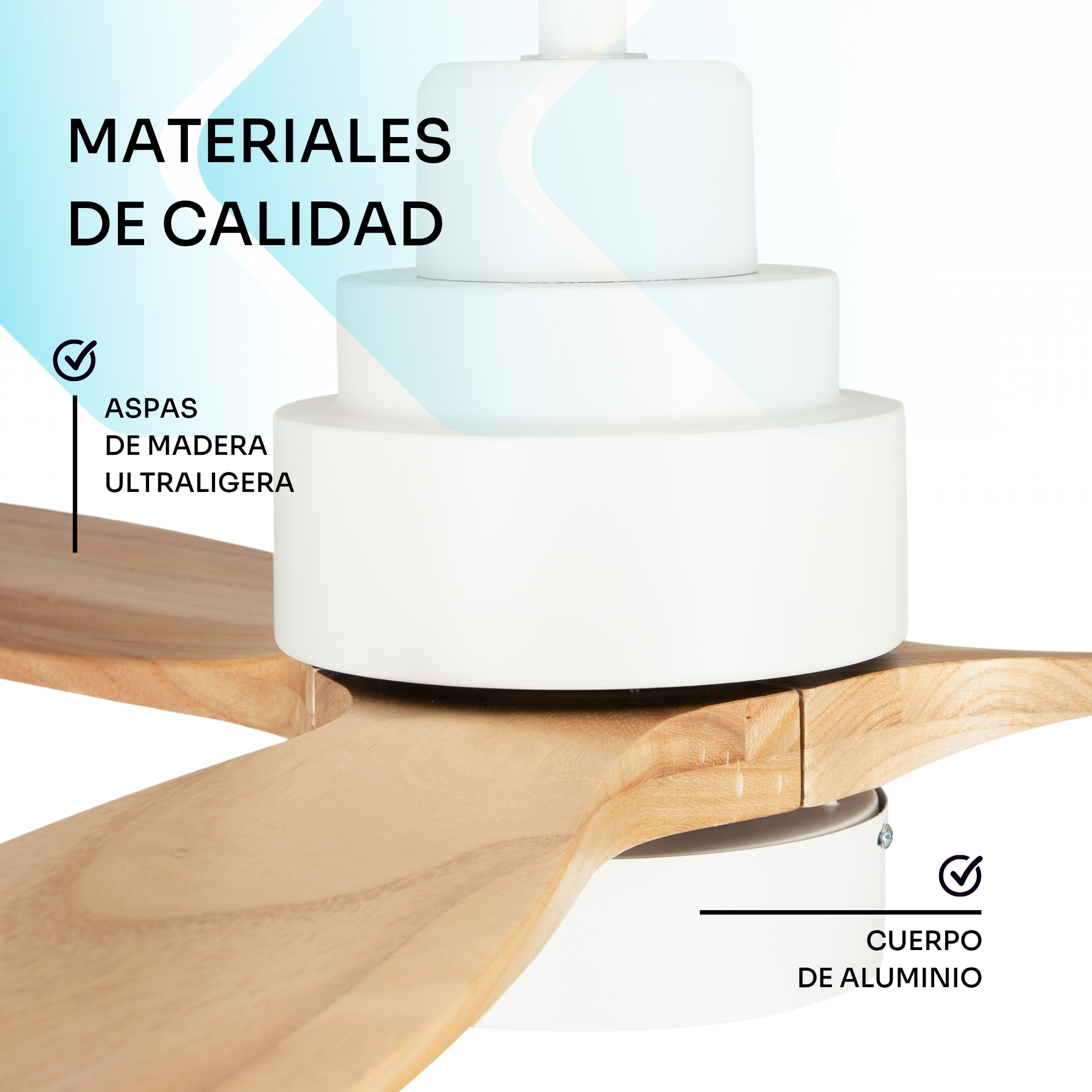 Ventilador de techo con aspas de madera y cuerpo de aluminio.