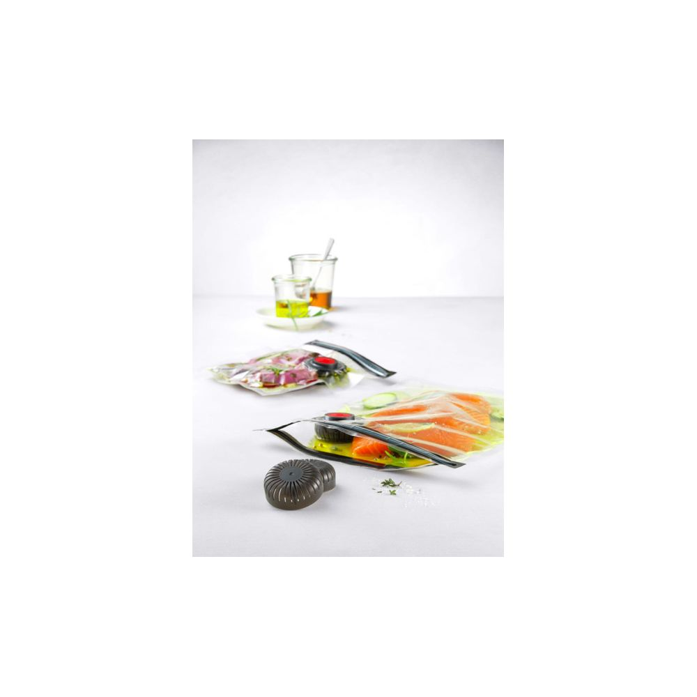 Dwa worki próżniowe z jedzeniem, jeden z łososiem, drugi z mięsem.