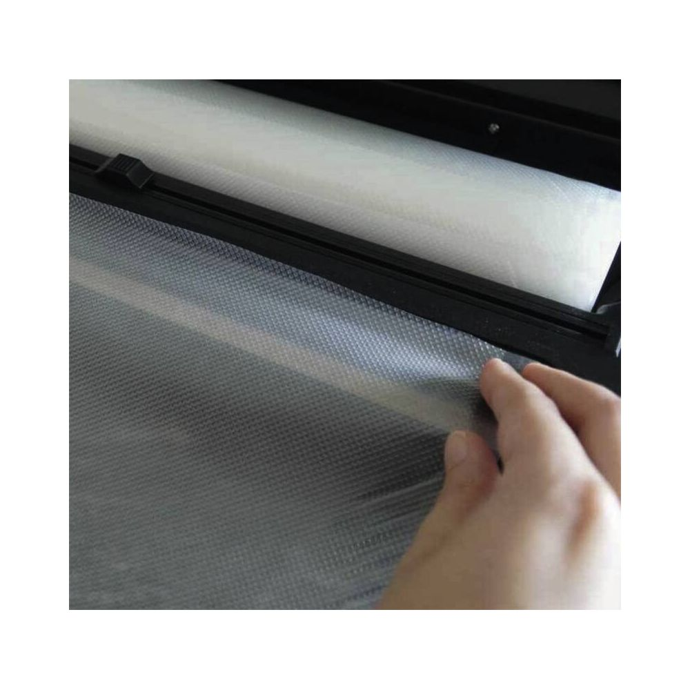 Eine Hand hält eine transparente Plastikfolie über einer Vakuumversiegelungsmaschine.