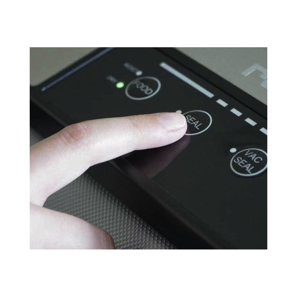 Finger drückt auf Siegel-Taste eines Vakuumiergeräts.