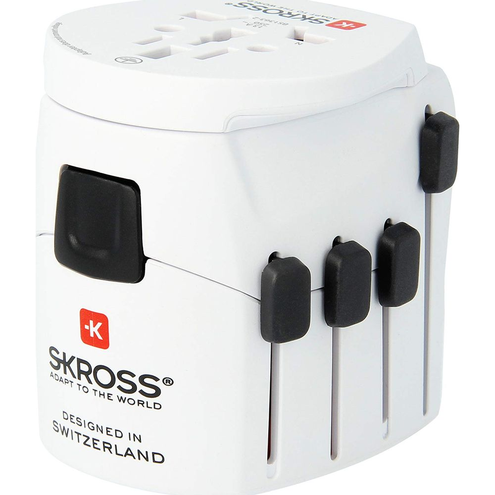 Ein weißer SKROSS Reiseadapter mit ausziehbaren Stiften und Steckdosen.