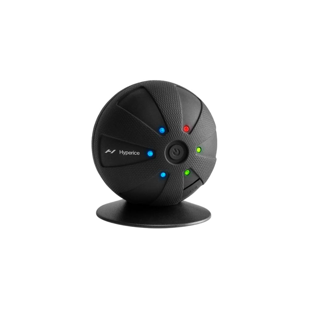 Schwarzer Hyperice Massageball auf einem Sockel mit blauen, roten und grünen Lichtern.