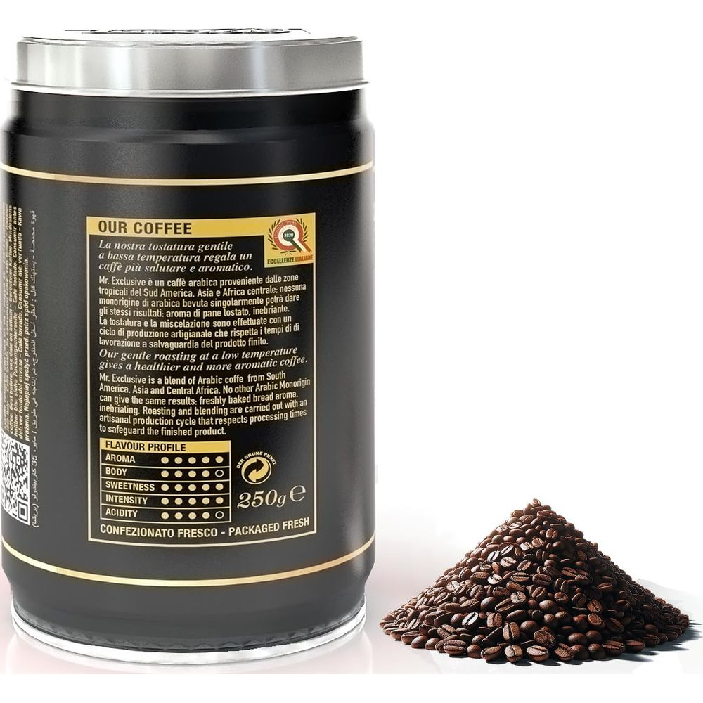 Schwarze Kaffeepackung mit arabischen Schriftzeichen und einem Haufen Kaffeebohnen.
