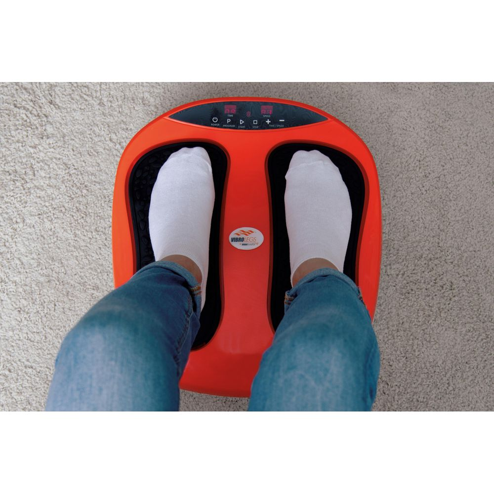 Pieds en chaussettes blanches sur une plateforme vibrante orange.