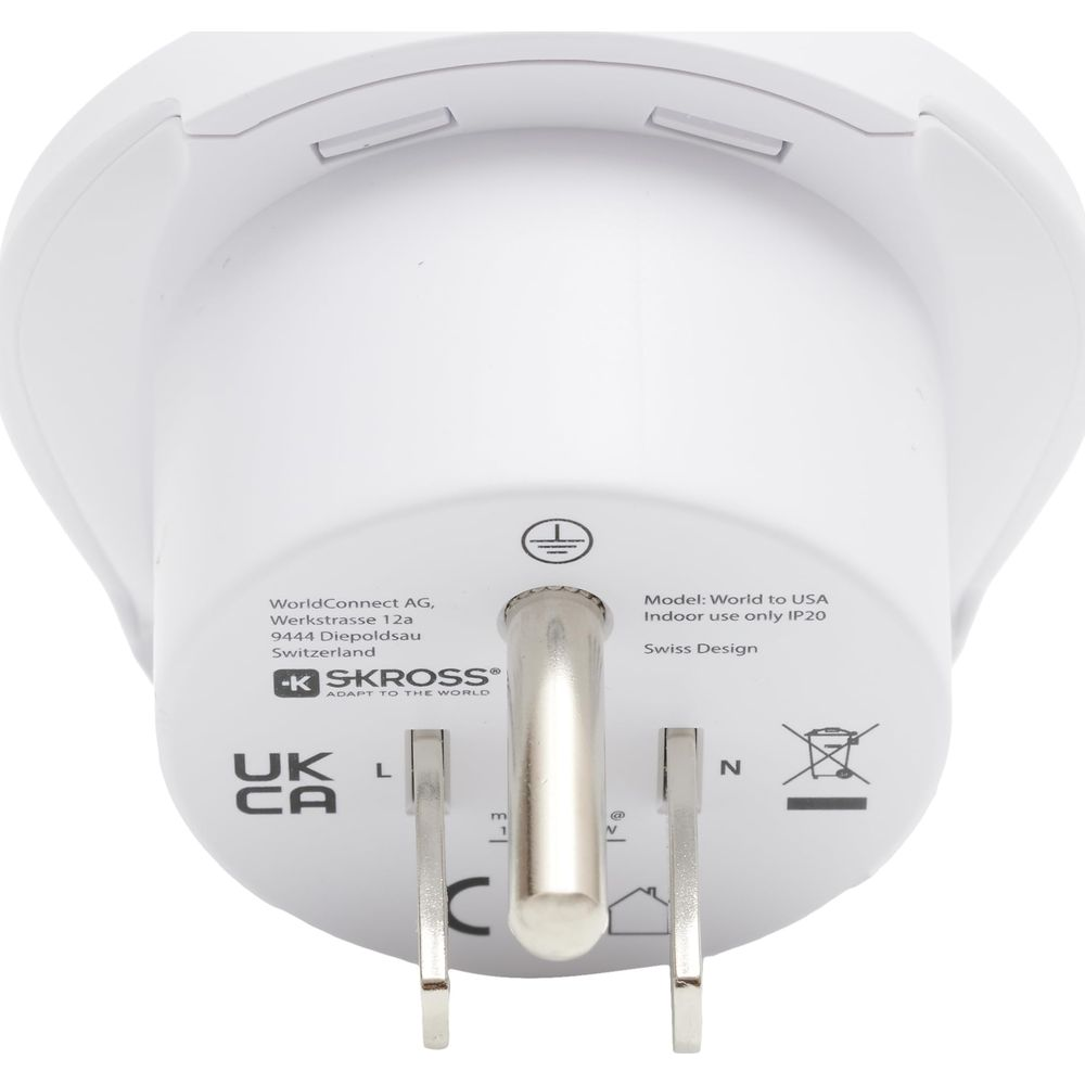 Adaptador de viaje blanco con tres clavijas y marcas.