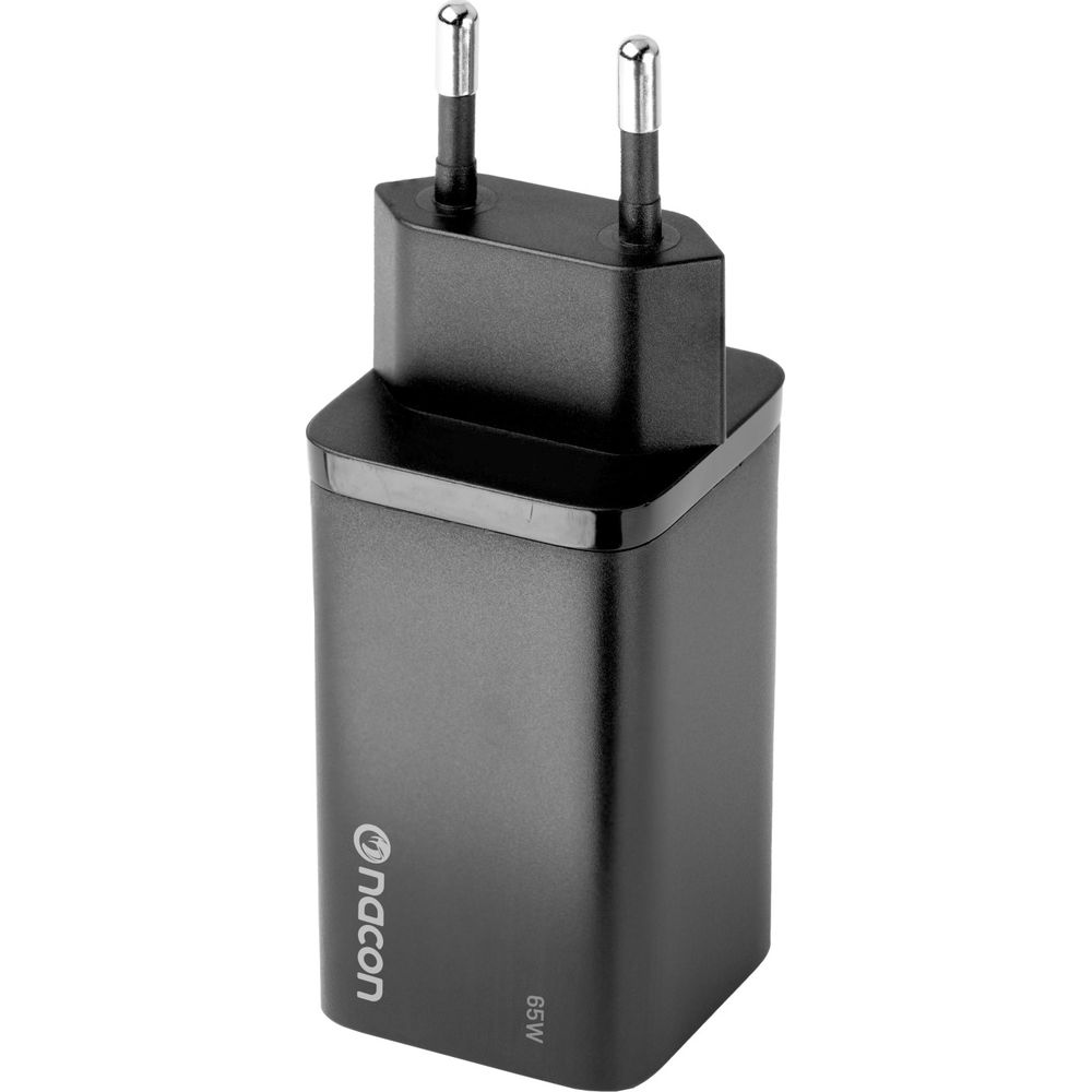 Adattatore di alimentazione nero da 65W con logo Nacon e due pin argentati.