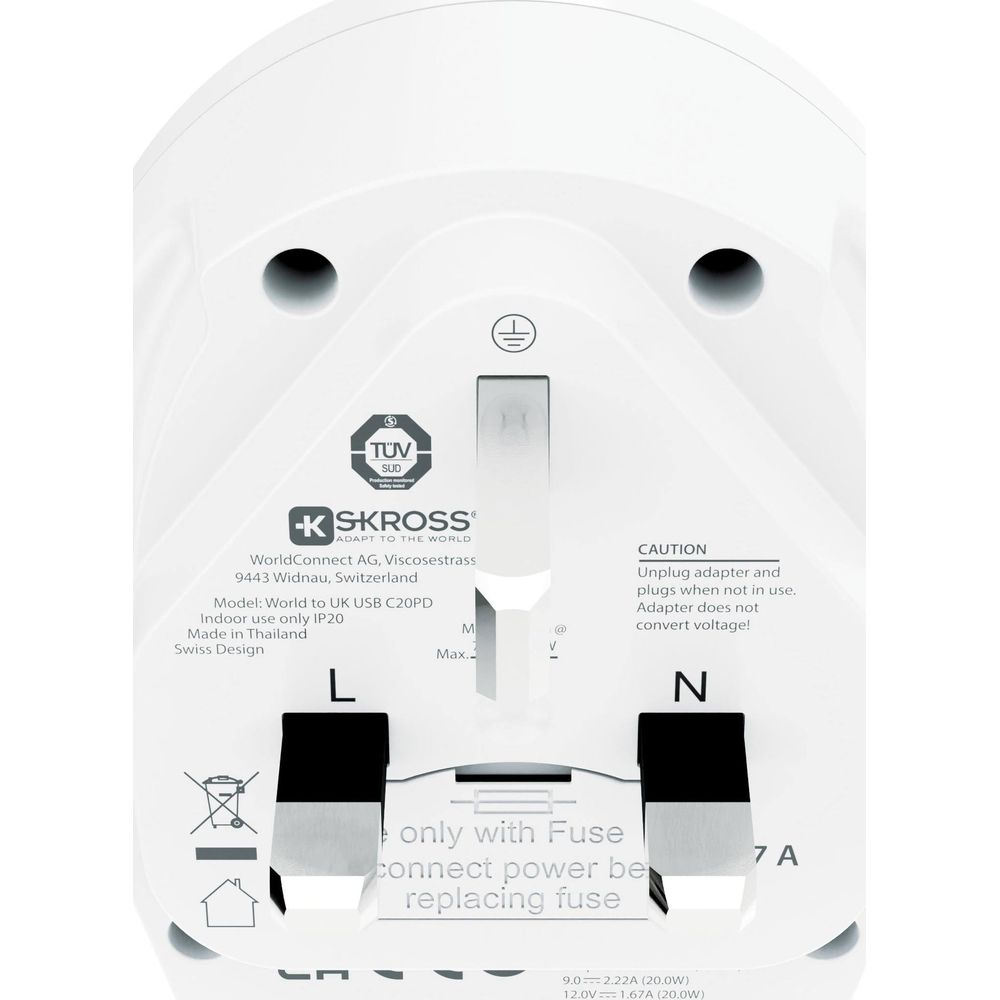 Un adaptador de viaje blanco con enchufe UK, logo TUV SUD y K SKROSS.