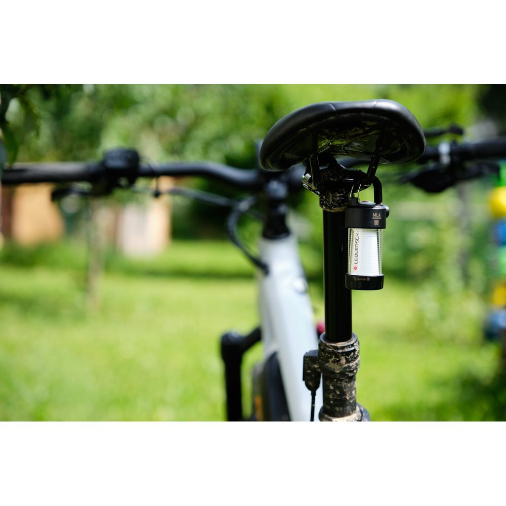 Una piccola luce LED è attaccata al reggisella di una bicicletta.