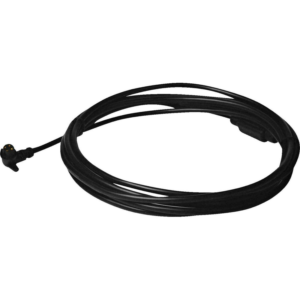 Un cavo nero con connettore giace su sfondo bianco.