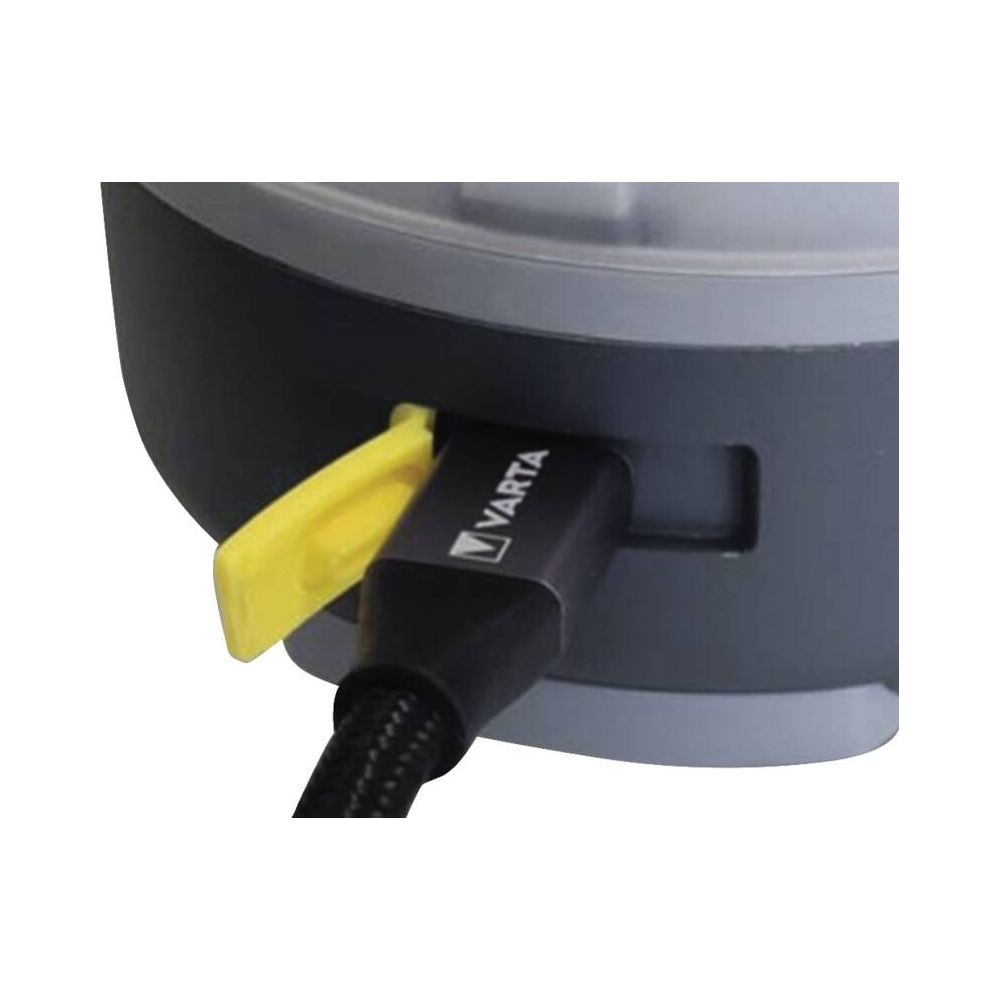 Ein USB-Kabel mit Varta-Logo wird in ein dunkles Gerät gesteckt.