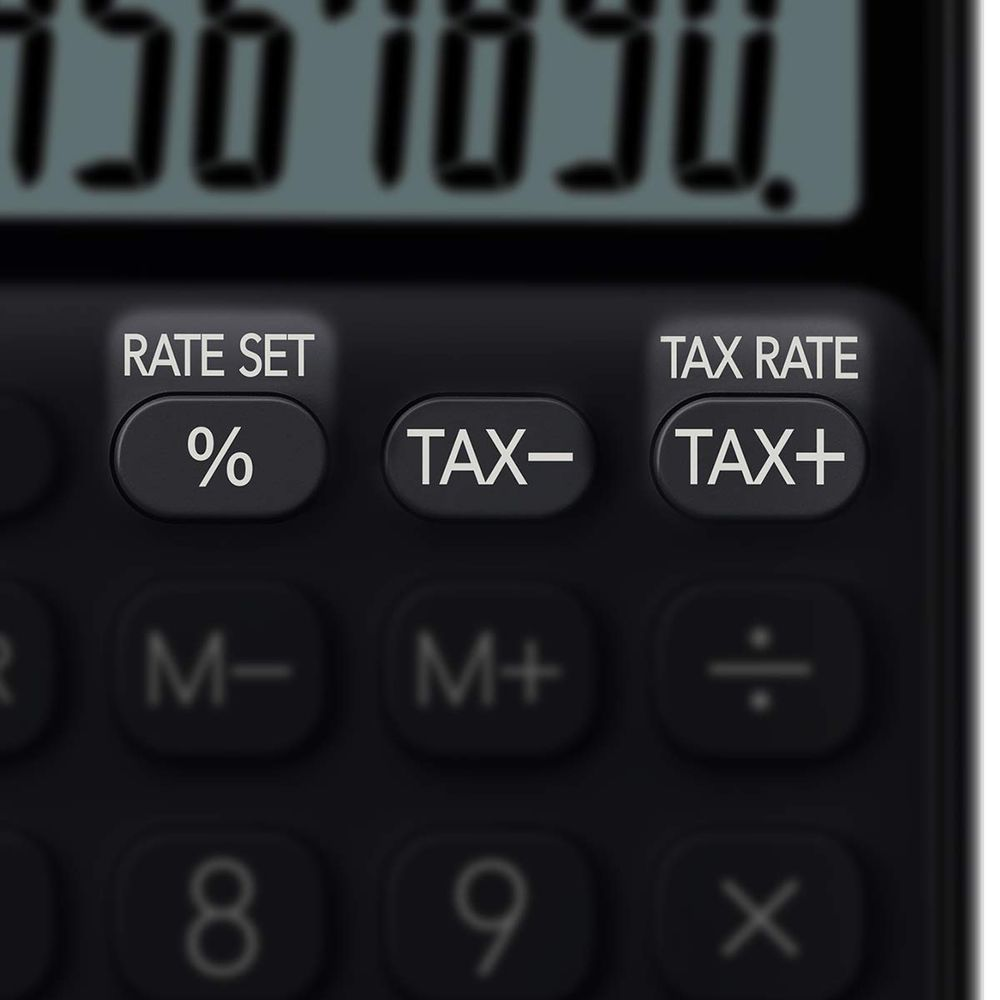 Zbliżenie na czarną klawiaturę kalkulatora z wyświetlaczem i przyciskami.