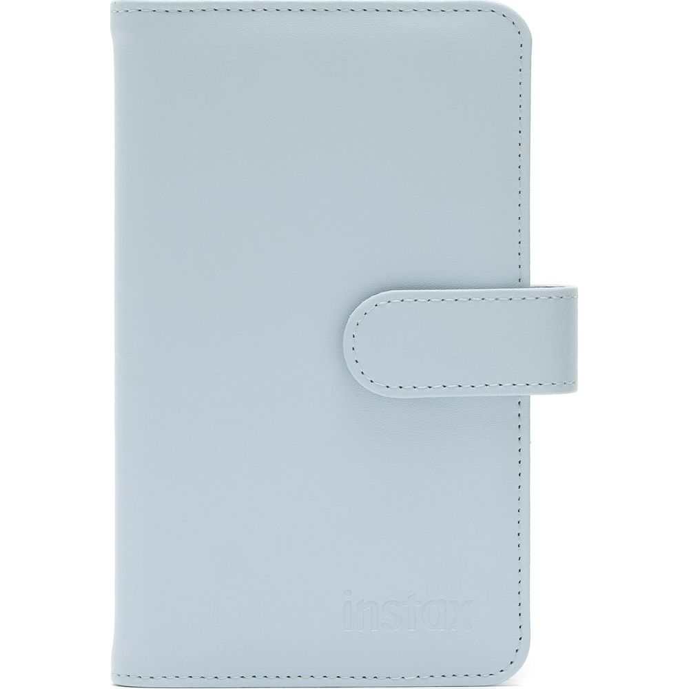 Jasnoniebieskie etui z zapięciem na zatrzask i logo Instax.