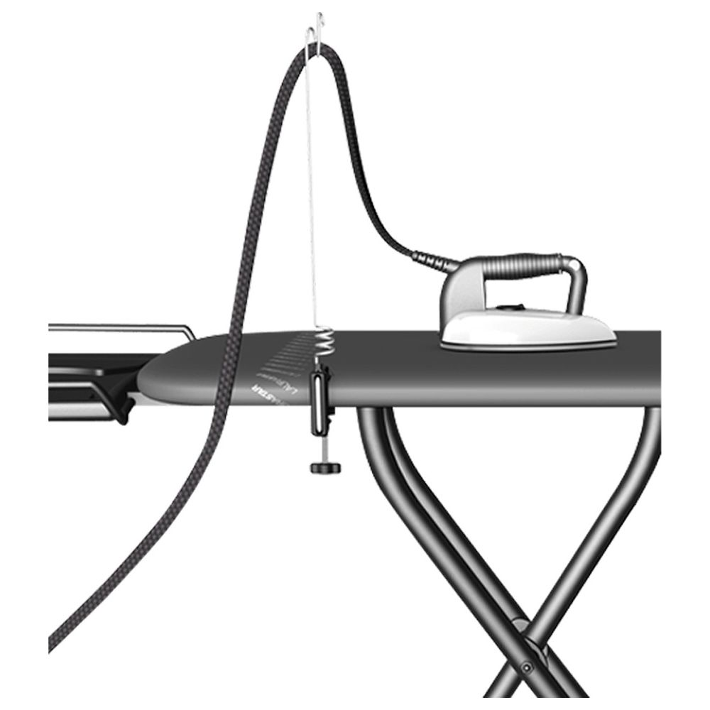 Żelazko na desce do prasowania z wiszącym od góry wężem.