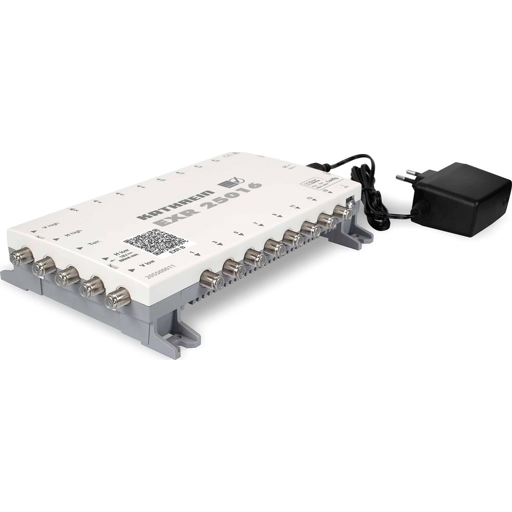 Uno splitter Kathrein EXR 25016 bianco con molti connettori e un alimentatore nero.