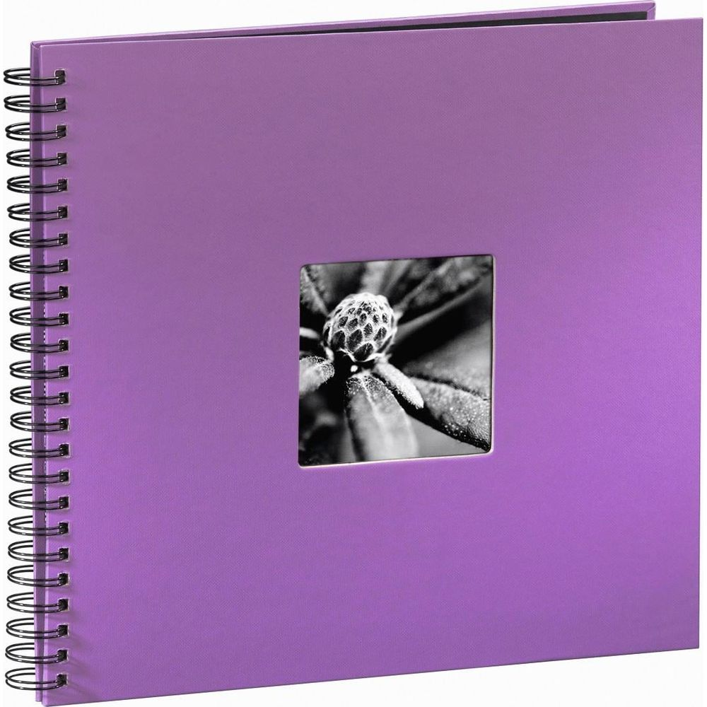 Fioletowy album na spirali z małym czarno-białym zdjęciem pąka.