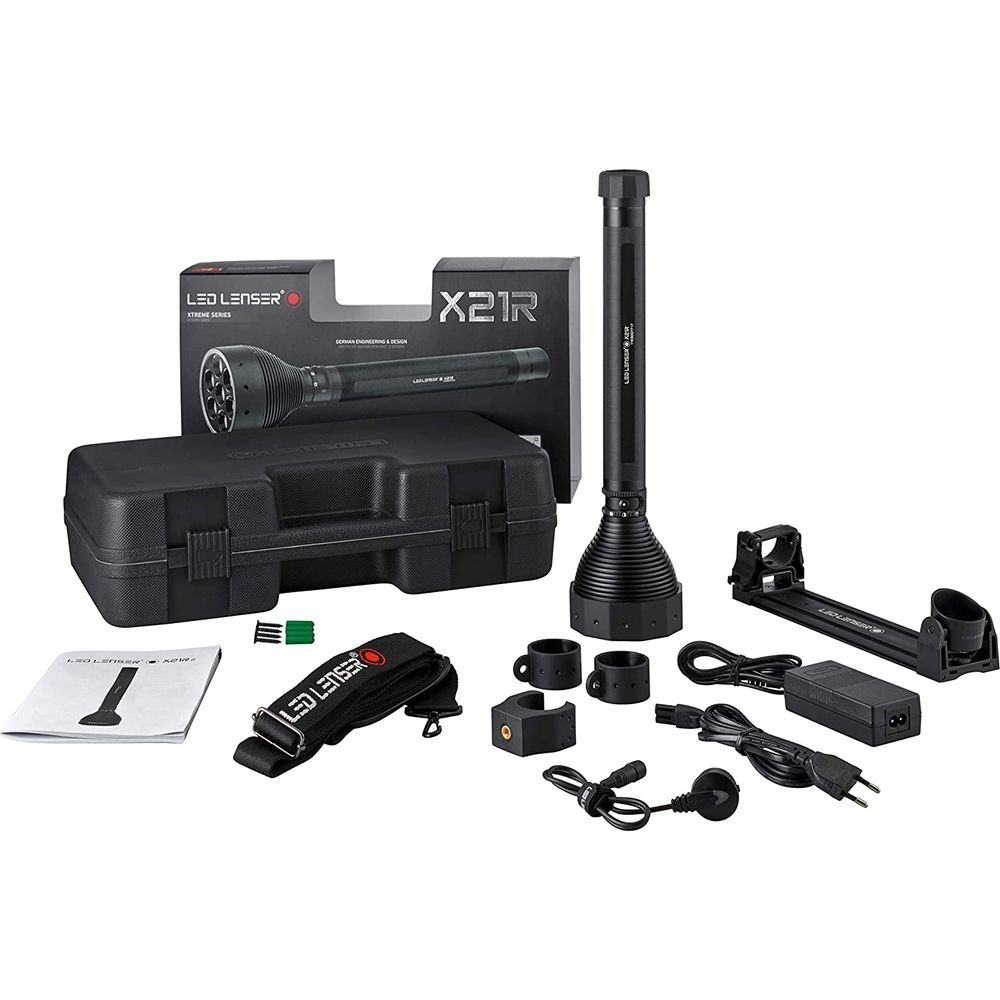 Ein schwarzes LED Lenser Taschenlampen-Set mit Zubehör auf weißem Hintergrund.