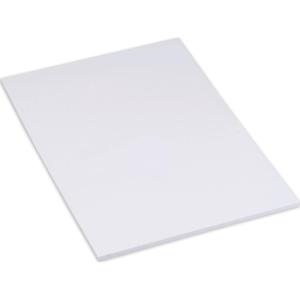 Ein einzelnes weißes Blatt Papier liegt auf einer weißen Fläche.