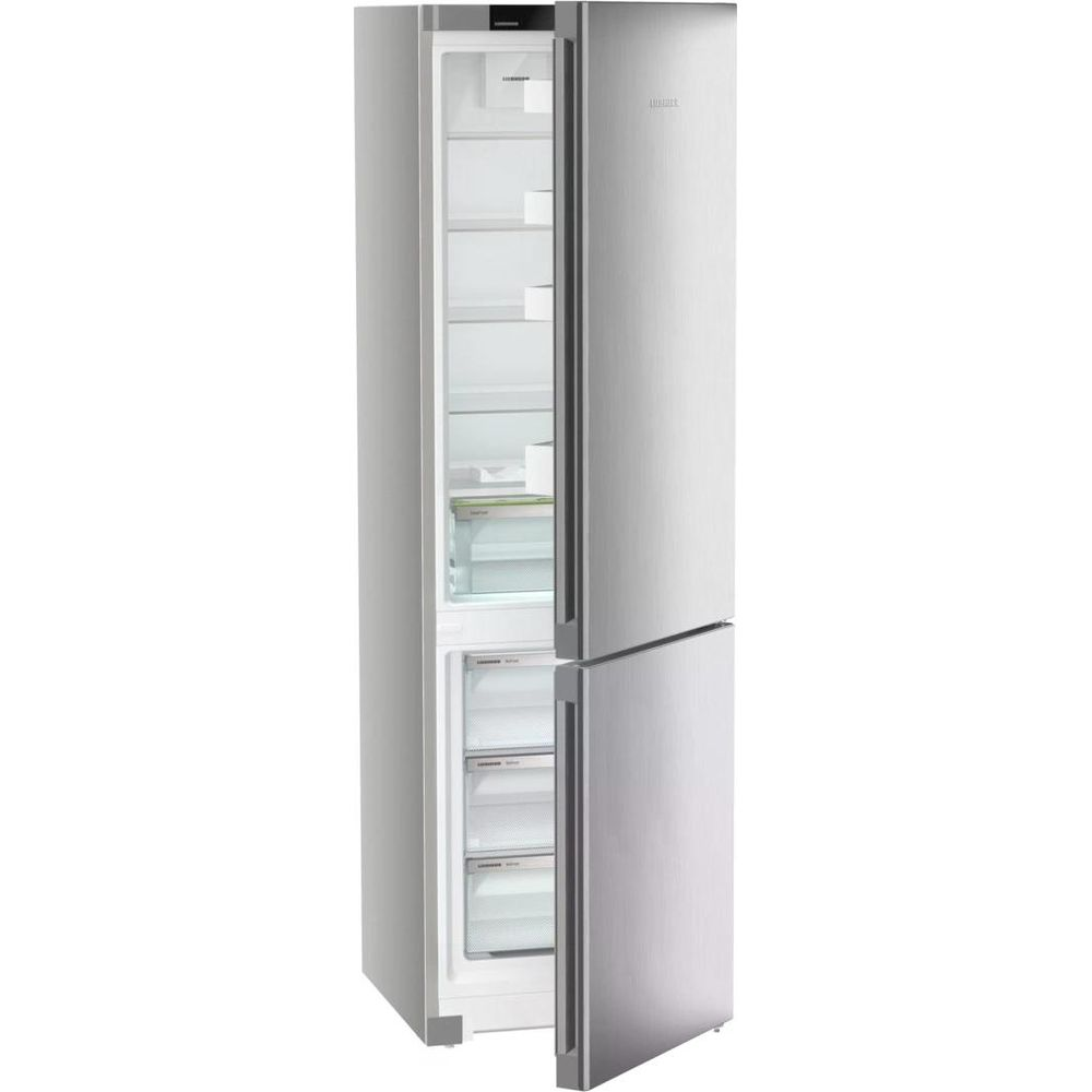 Un refrigerador plateado con una puerta abierta, mostrando estantes y cajones.