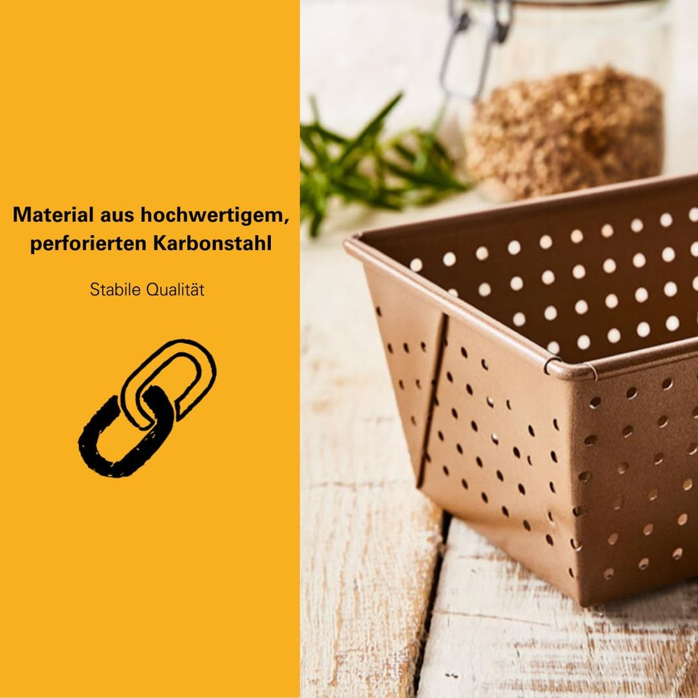 Ein bronzefarbener, perforierter Kuchenform steht auf einem Holztisch.